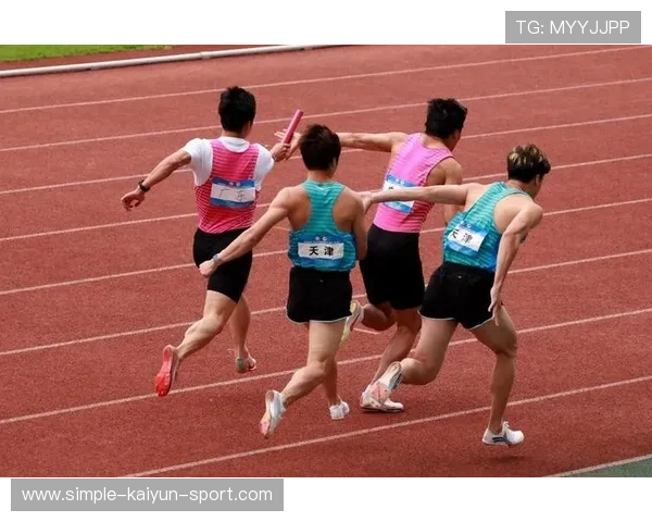 中国短跑队接力配合流畅完成交接棒：节拍与默契的力量